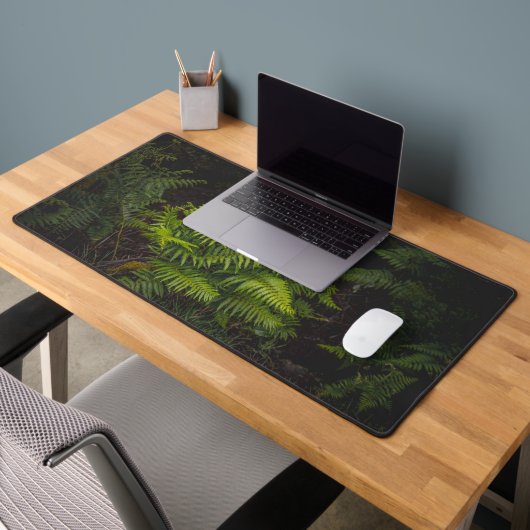 Sfeervol groene boslandschap met varens bureaumat (Kantoor 2)