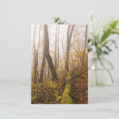 Sfeervol herfstbos in nevel feestdagenkaart (Staand voorkant)