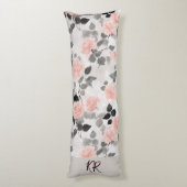Sfeervol Vintage Bloemige Roze Rozen Monogram Lichaamskussen (Achterkant (Verticaal))