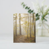 Sfeervolle herfstpark in nevel briefkaart (Staand voorkant)