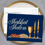 Shabbat Shalom Jewish Dinner Navy Blue Gold Folie Feestdagen Briefkaart<br><div class="desc">De Shabbat Shalom diner briefkaart nodigt uit in prachtig blauw met elegant goudfolie script boven een mooi Shabbat-diner met challah-brood,  wijn en kaarsen. Moge je veel zegeningen hebben. Pas de rug aan met je joodse avondvader en nodig details uit.</div>