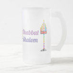 Shabbat Shalom Menorah tegen mok<br><div class="desc">Twee zeer kleurrijke,  leuke menorahs,  één die een Shin en de andere "Shabbat Shalom" in het Engels en het Hebreeuws speurt,  en een even kleurrijke ster van David die deze bevroren mok net op tijd voor Shabbat. Geniet! ~ karyn</div>
