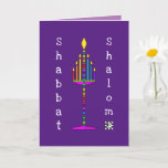 Shabbat Shalom Menorah-wenskaart Kaart<br><div class="desc">Deze zeer kleurrijke en leuke menora is verlicht en zingt zijn gelukkige boodschap uit. Interieurkaart met datumgebied is omzoomd en gecoördineerd voor uw schrijfplezier. Shabbat Shalom. ~ Karyn</div>