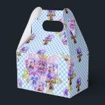 Shabby Chic Blue Gingham Pansy Wedding Floral Cake Bedankdoosjes<br><div class="desc">Shabby Chic Blue Gingham Pansy Floral Cake design,  met een volledig aanpasbare naam. Ontworpen uit een van mijn oorspronkelijke kattentekeningen,  een most voor alle kattenliefhebbers!</div>