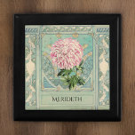 Shabby Chic Turquoise Roze Chrysant Monogram Cadeaudoosje<br><div class="desc">Dit gepersonaliseerde ontwerp combineert een enorme roze en witte chrysant van een botanische illustratie en een stoffige turquoise architecturale tekening van een kunst en ambachten woonkamer en open haard. De zachte gedempte kleuren doen denken aan de Franse landelijke of boerderij shabby chique stijl, en passen goed bij zowel ouderwetse als...</div>