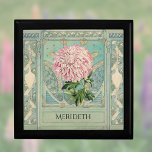 Shabby Chic Turquoise Roze Chrysant Monogram Cadeaudoosje<br><div class="desc">Dit gepersonaliseerde ontwerp combineert een enorme roze en witte chrysant van een botanische illustratie en een stoffige turquoise architecturale tekening van een kunst en ambachten woonkamer en open haard. De zachte gedempte kleuren doen denken aan de Franse landelijke of boerderij shabby chique stijl, en passen goed bij zowel ouderwetse als...</div>