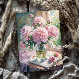 Shabby chique vaas met roze pioenen op tafel tissuepapier