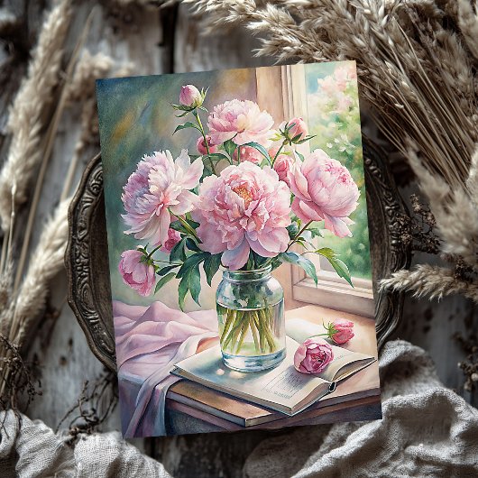 Shabby chique vaas met roze pioenen op tafel tissuepapier