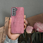 Shabby Elegant Girly Pink Samsung Galaxy Hoesje<br><div class="desc">Een roze toon op toonontwerp. De achtergrond heeft de shabby blik van verouderd stuk. De toevoeging van een grote bloem in dezelfde knuffels als de achtergrond voegt een simpele elegantie toe die dit ontwerp boven de bovenkant plaatst. Voeg jouw naam toe om het uw eigen te maken. Maakt een groot...</div>