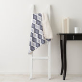 Shades of blue grey diamond pattern sherpa deken (In situ)