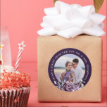 Shades of Dusty Paars Blooms Moody Floral Wedding Ronde Sticker<br><div class="desc">Elegante en moderne bloemenmidzomer bruiloft dank u sticker beschikt over een boeket van waterverf rozen pioenen in tinten van paarse pruim, stoffig roos, stoffig roze, mauve, salie met weelderige groene botanische bladeren en eucalyptus. Vind meer bijpassende design en variaties uit mijn "blissweddingpaperie" winkel. En neem gerust contact met mij op...</div>