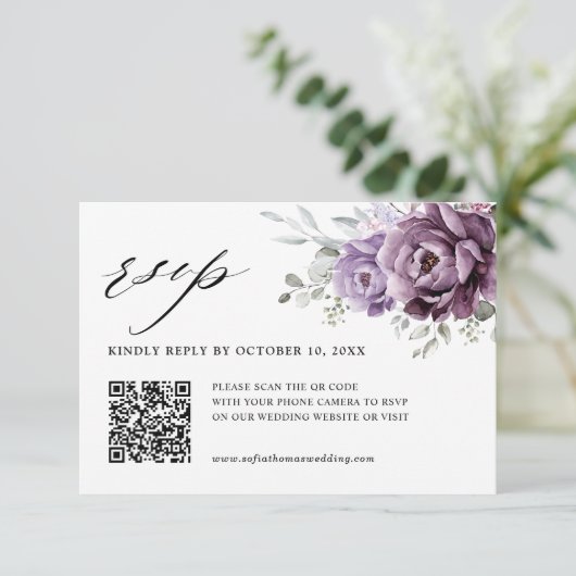 Shades of Dusty Paars Blooms Moody Floral Wedding RSVP Kaartje (Staand voorkant)
