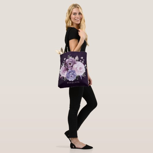 Shades of Dusty Paarse Blooms Bruidsmeisje Tote Bag (Op model)