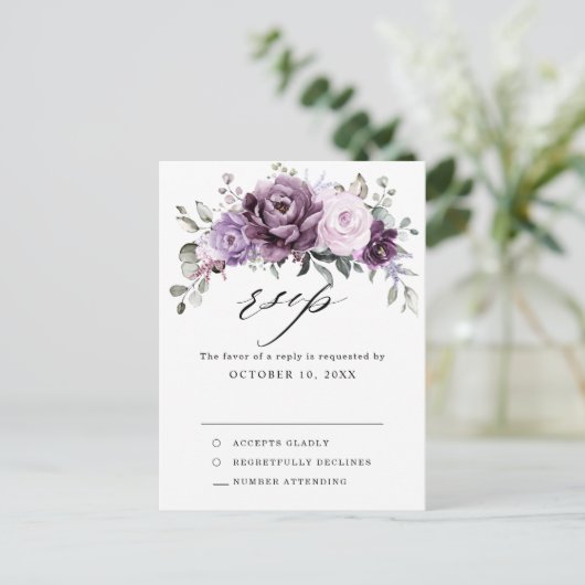 Shades of Dusty Paarse Blooms Moody Floral RSVP Briefkaart (Staand voorkant)