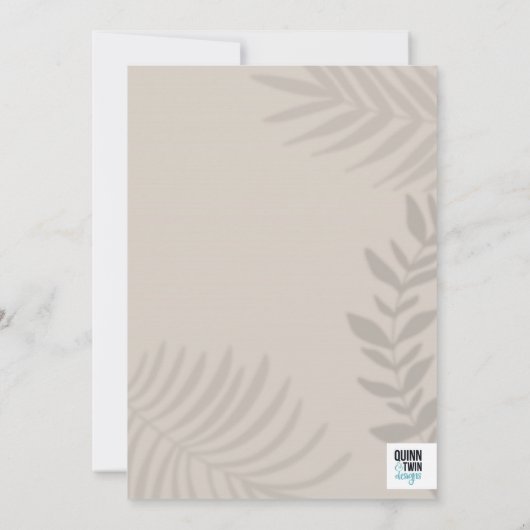 Shadow Palm Tan en Coral Shower Invitation Kaart (Achterkant)