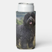 Shaggy Elegance: de zwarte Bergamasco herdershond Seltzer Blikjeskoeler (Seltzer Achterkant)