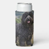 Shaggy Elegance: de zwarte Bergamasco herdershond Seltzer Blikjeskoeler (Seltzer Voorkant)