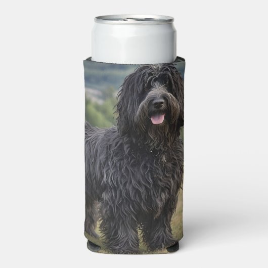 Shaggy Elegance: de zwarte Bergamasco herdershond Seltzer Blikjeskoeler (Seltzer Voorkant)