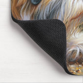 Shaggy hond in de tuin met kikker muismat (Hoek)