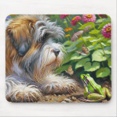 Shaggy hond in de tuin met kikker muismat (Voorkant)