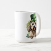 SHAGGY TAN DOG MET GROEN IERS PET KOFFIEMOK (Voorkant rechts)