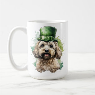 SHAGGY TAN DOG MET GROEN IERS PET KOFFIEMOK