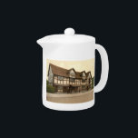 Shakespeare's geboorteplaats, Stratford-upon-Avon Theepot<br><div class="desc">Een oud beeld van William Shakespeare's Birthplace in Stratford-upon-Avon,  Warwickshire,  Engeland,  dat tegen het einde van de 19e eeuw werd genomen. Op de foto staat het Engelstalige tudor-stijlhuis waar de beroemde auteur is geboren. Foto met dank aan LOC (LC-DIG-ppmsc-08872).</div>