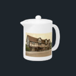 Shakespeare's geboorteplaats, Stratford-upon-Avon Theepot<br><div class="desc">Een oud beeld van William Shakespeare's Birthplace in Stratford-upon-Avon,  Warwickshire,  Engeland,  dat tegen het einde van de 19e eeuw werd genomen. Op de foto staat het Engelstalige tudor-stijlhuis waar de beroemde auteur is geboren. Foto met dank aan LOC (LC-DIG-ppmsc-08872).</div>