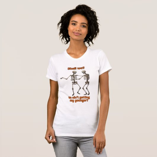 “Shall We… Well We Ain’t Getting Any Younger — Fun T-shirt (Voorkant volledig)