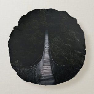 SHALLOW FOCUS FOTO VAN BROWN WOODEN BRIDGE ROND KUSSEN