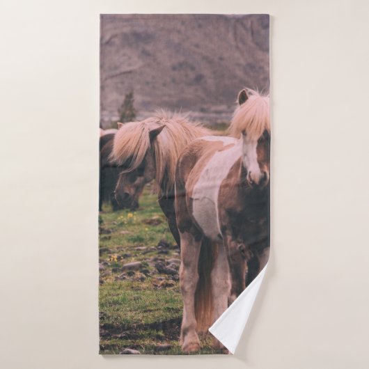 SHALLOW FOCUS FOTOGRAPHY OF HORSES BADHANDDOEK (Badhanddoek)