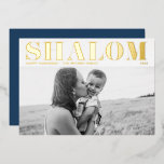 Shalom Bold Typography Happy Hanukkah Foto Folie Feestdagenkaart<br><div class="desc">Happy Hanukkah! Verstuur Hanukkah graag naar familie en vrienden met deze aanpasbare goudfolie Hanukkah-kaart. Hij heeft SHALOM in vetgedrukte typografie. Personaliseer door namen en een foto toe te voegen. Deze foto Happy Hanukkah-kaart is beschikbaar in andere kartonnen dozen.</div>