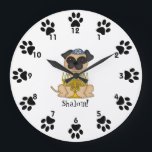 Shalom!-Cute Pug dog met Menorah Grote Klok<br><div class="desc">Dit is een schattige kleine wandklok voor de kamer van je kind, met een lieve kleine cartoon Pug-hond die een garnaal draagt, en een menorah voor hem. Rond de randen, naast de cijfers zijn schattige kleine pootafdrukken! Onder de hond staat het woord "Shalom!" U kunt de tekst plus andere delen...</div>