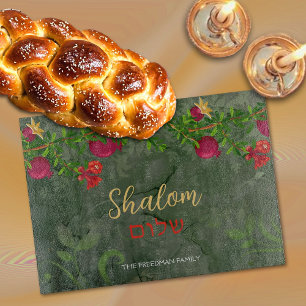 Shalom geschilderde granaatappels op groen glas snijplank