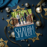 Shalom Hanukkah Holiday Foto Silver Foil Kaart<br><div class="desc">Echte folie met de hand "Shalom" met een landschapsfoto bovenaan. De witte gebiedkleur is klantgericht evenals de achterkant. Kies de kleur van uw folie: goud,  zilver of roos goud en achtergrondkleur. Voeg meer foto's aan de rug toe of schrijf een bericht.</div>