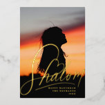 Shalom Heart Hanukkah Holiday Foto Folie Kaart<br><div class="desc">Echte folie met handschrift "Shalom" met hartdetail,  boven volledige aftapfoto. Kies de kleur van uw folie: goud,  zilver of roos goud en achtergrondkleur. Voeg meer foto's aan de rug toe of schrijf een bericht.</div>