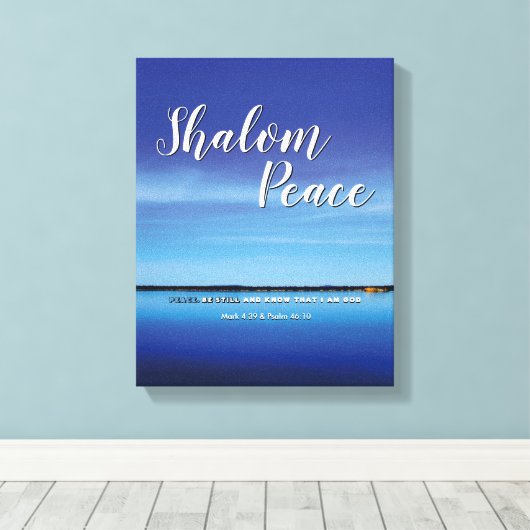 SHALOM PEACE IS NOG STEEDS Christelijke Bijbelvers Canvas Afdruk (Insitu (Houten vloer))