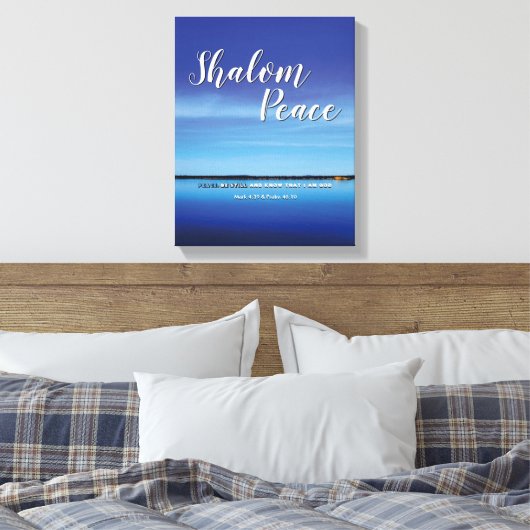 SHALOM PEACE IS NOG STEEDS Christelijke Bijbelvers Canvas Afdruk (Insitu (Slaapkamer))