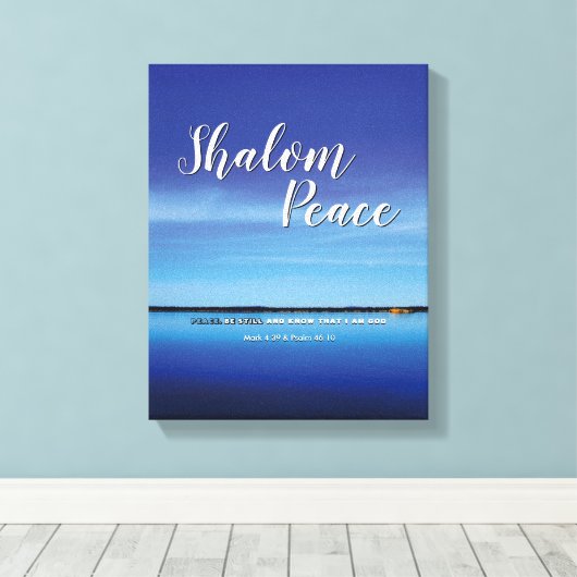 SHALOM PEACE IS NOG STEEDS Christelijke Bijbelvers Canvas Afdruk (Insitu (Houten vloer))