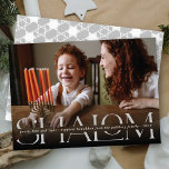 Shalom Peace Love Light Modern Hanukkah Kaart<br><div class="desc">Een moderne, minimalistische en unieke vakantiekaart met een volledige aftapfoto met een zwarte tint gradiënt, partiële, transparante fotobedekking. Een grote lichtgrijze (kan in om het even welke kleur worden veranderd) feestelijke groet "SHALOM"in klassieke serif typografie wordt gedrukt op bovenkant. Een smalle blanco ruimte loopt door het midden van deze grote...</div>