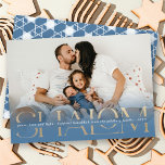 Shalom Peace Love Light Modern Hanukkah Kaart<br><div class="desc">Een moderne, minimalistische en unieke vakantiekaart met een volledige aftapfoto met een blauwe tint-gradiënt gedeeltelijke, transparante fotobedekking. Een grote faux gold folie festive groet 'SHALOM' in klassieke serif typografie staat bovenaan. Een smalle lege ruimte loopt door het midden van dit alles de grote tekst over zijn hele lengte gevuld met...</div>