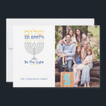 Shalom Peace on Earth Hanukkah<br><div class="desc">Wees het licht! Stuur deze kaart deze vakantie naar vrienden en familie en warm hun geesten met licht. Silver menorah met blauwe en gouden tekst van Shalom (in het Hebreeuws) op aarde. Eenvoudig aan te passen met jouw naam en foto. Eenvoudig aan te passen met tekst, doopvonten, en kleuren. Creëer...</div>