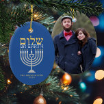 Shalom Peace on Earth Hanukkah Holiday Foto Keramisch Ornament<br><div class="desc">Shalom Peace on Earth Hanukkah Holiday Foto Ornament - de perfecte aanvulling voor je interreligieuze familie! Festive Hanukkah blue met een elegante zilveren menorah en gouden Hebreeuwse Shalom - Vrede op aarde! Eenvoudig aan te passen met tekst, doopvonten, en kleuren. Creëer door Zazzle pro-ontwerper BK Thompson uitsluitend voor Kate's Creations;...</div>