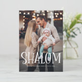 Shalom White Lettering Overlay Foto Hanukkah Feestdagenkaart (Staand voorkant)