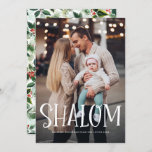 Shalom White Lettering Overlay Foto Hanukkah Feestdagenkaart<br><div class="desc">Happy Hanukkah! Verstuur vakantiewensen en groeten naar familie en vrienden met deze fotovakantiekaart. Het is voorzien van 'Shalom'-bekleding en watersnevel en een patroon van rode bessen. Personaliseer door namen,  bericht en foto's toe te voegen. Dit ontwerp is beschikbaar als een platte kaart,  een gevouwen kaart en een briefkaart.</div>