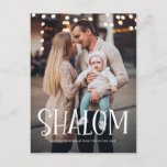 Shalom White Lettering Overlay Foto Hanukkah Feestdagenkaart<br><div class="desc">Happy Hanukkah! Verstuur vakantiewensen en groeten naar familie en vrienden met dit briefkaart voor fotovakantie met 'Shalom'-bedekking. Personaliseer door namen,  bericht en foto's toe te voegen. Dit ontwerp is beschikbaar als een platte kaart,  een gevouwen kaart en een briefkaart.</div>