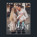 Shalom White Lettering Overlay Foto Hanukkah Feestdagenkaart<br><div class="desc">Happy Hanukkah! Verstuur vakantiewensen en groeten naar familie en vrienden met dit briefkaart voor fotovakantie met 'Shalom'-bedekking. Personaliseer door namen,  bericht en foto's toe te voegen. Dit ontwerp is beschikbaar als een platte kaart,  een gevouwen kaart en een briefkaart.</div>