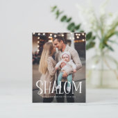 Shalom White Lettering Overlay Foto Hanukkah Feestdagenkaart (Staand voorkant)