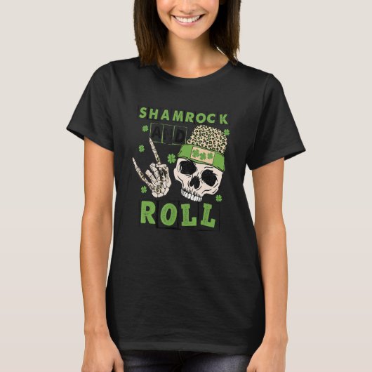 Shamrock and Roll Funny Skeleton Hand Rocker St Pa T-shirt (Voorkant)