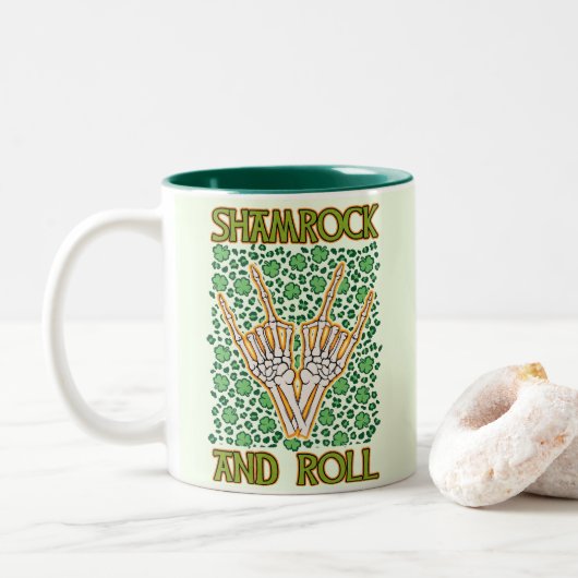 Shamrock and Roll St Patrick's Day Tweekleurige Koffiemok (Met donut)